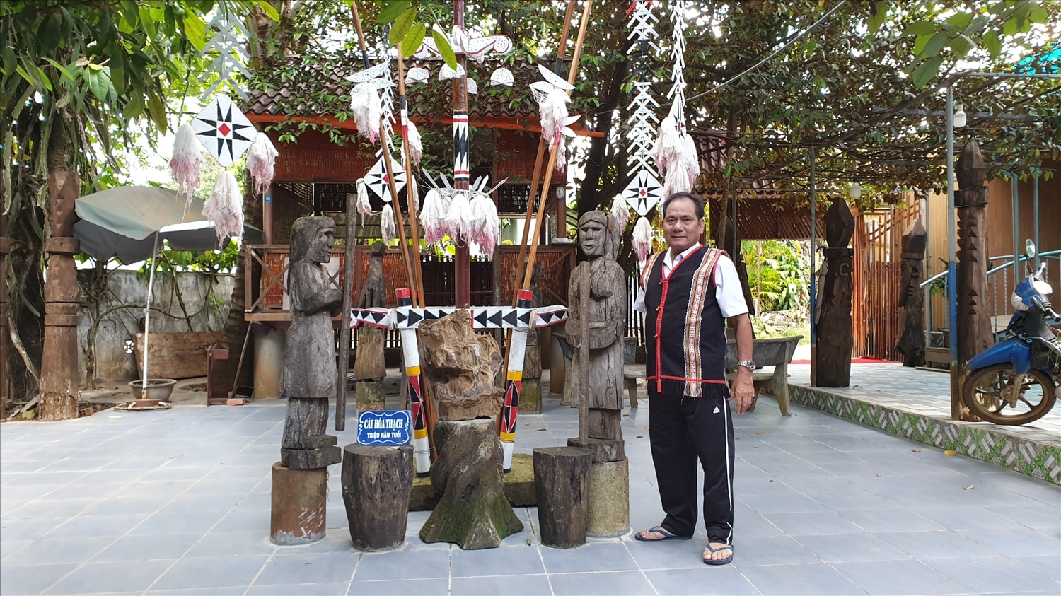 Nghệ nhân Ksor Hnao (làng Kép, phường Đống Đa, TP.Pleiku) trong khuôn viên quán ẩm thực Tây Nguyên.