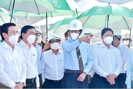 Ông Nguyễn Đức Thanh, Ủy viên Trung ương Đảng, Bí thư Tỉnh ủy Ninh Thuận và ông Trần Quốc Nam, Chủ tịch UBND tỉnh Ninh Thuận thăm Dự án Cảng Cà Ná đầu năm mới