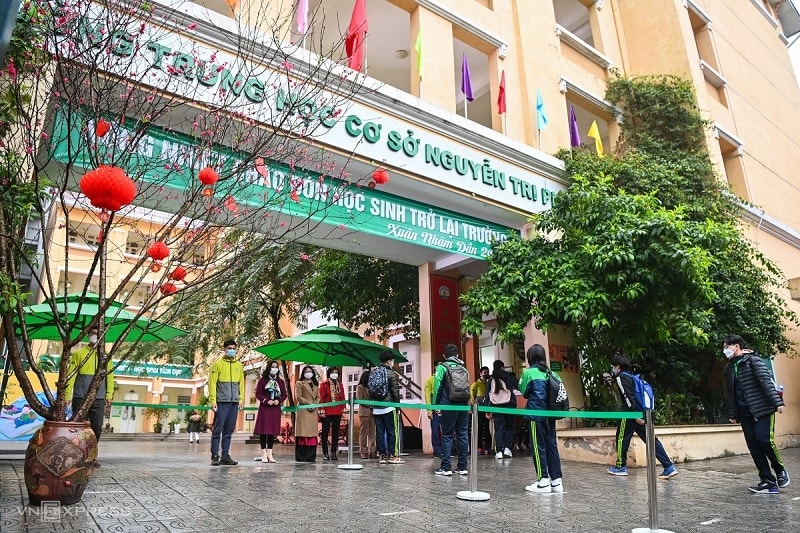 Học sinh Hà Nội đến trường trở lại sau thời gian dài học trực tuyến. Ảnh: Giang Huy. Học sinh Hà Nội trở lại trường sau thời gian dài học trực tuyến. Ảnh: Giang Huy.