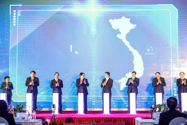 Thủ tướng Phạm Minh Chính và các đại biểu thực hiện nghi thức công bố Chương trình - Ảnh: VGP/Nhật Bắc Thủ tướng Phạm Minh Chính và các đại biểu thực hiện nghi thức công bố Chương trình - Ảnh: VGP/Nhật Bắc