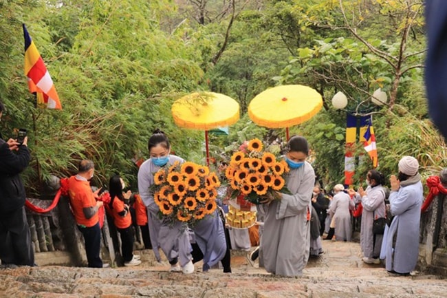 Phần lễ bao gồm nghi thức cung rước từ chân dốc dẫn lên Huệ Quang Kim Tháp và chùa Hoa Yên