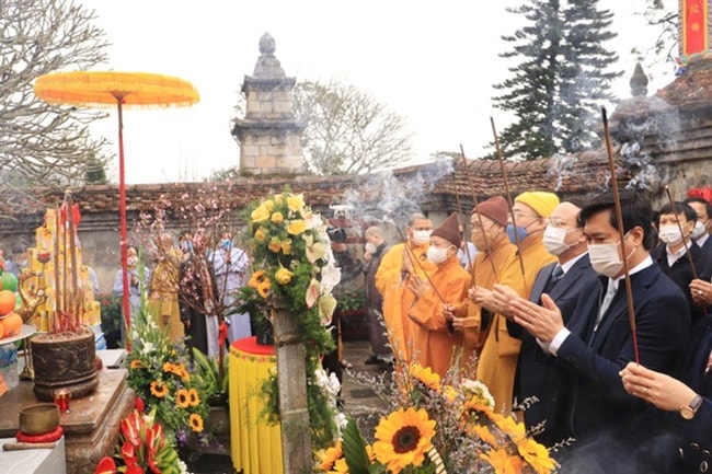 Buổi lễ diễn ra trang nghiêm, yên tĩnh, mọi người chắp tay nguyện cầu cho một năm bình an, đẩy lùi dịch bệnh và hạnh phúc đến từng nhà, từng người