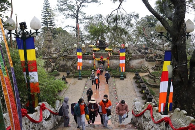 Thực hiện nghiêm chỉ đạo của tỉnh, hiện nay, các di tích, cơ sở tôn giáo tín ngưỡng trên địa bàn tỉnh đều đón khách tham quan và bảo đảm an toàn phòng dịch, hướng tới mục tiêu đón 10 triệu lượt khách trong năm 2022
