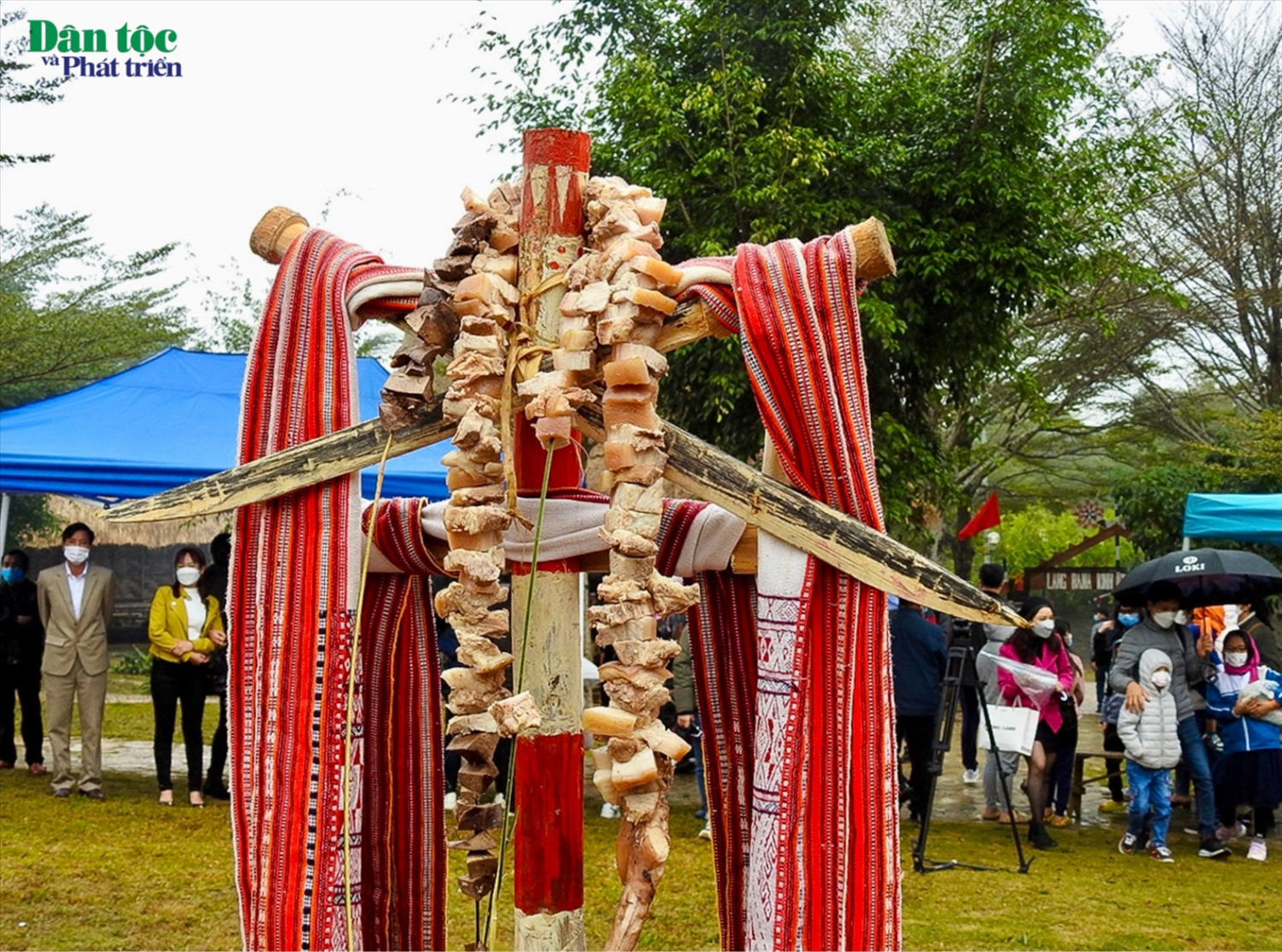 Thịt được luộc chín, xâu thành dây thịt treo trên cây cột làm lễ vật trong đám cưới của người Ba Na