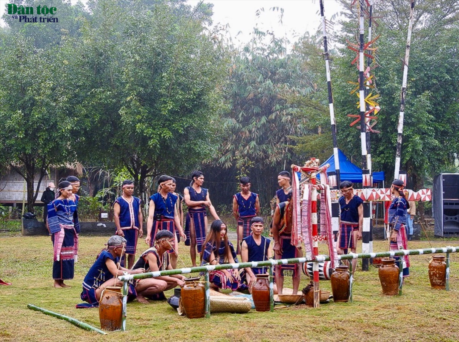 Mở đầu, ông mối khấn rằng: “Ôi Yàng! Thần trên trời, thần dưới đất, thần nước, thần núi, thần đá… Hôm nay gia đình không làm gì cả mà chỉ làm lễ đám cưới cho hai cháu này được lấy nhau, thành vợ thành chồng, cuộc sống sung túc...