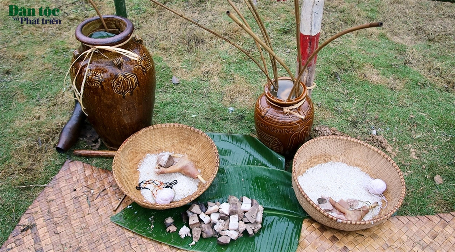 Vật phẩm trong lễ cưới bao gồm: một ché rượu cần, một con gà với bộ gan được luộc chín và một đĩa tiết sống