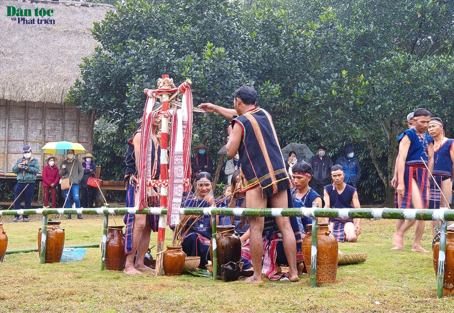 Ông mối đưa lời thề trước sự chứng kiến của hai bên gia đình: Nếu bên chàng trai bỏ cô gái thì sẽ phải đền cho cô gái một con trâu, một tạ heo và 50 bình rượu cần, và ngược lại bên cô gái cũng thế, phải nghe lời gia đình, nghe ông mai mối đưa lời thề, lấy nhau phải yêu thương nhau đến già