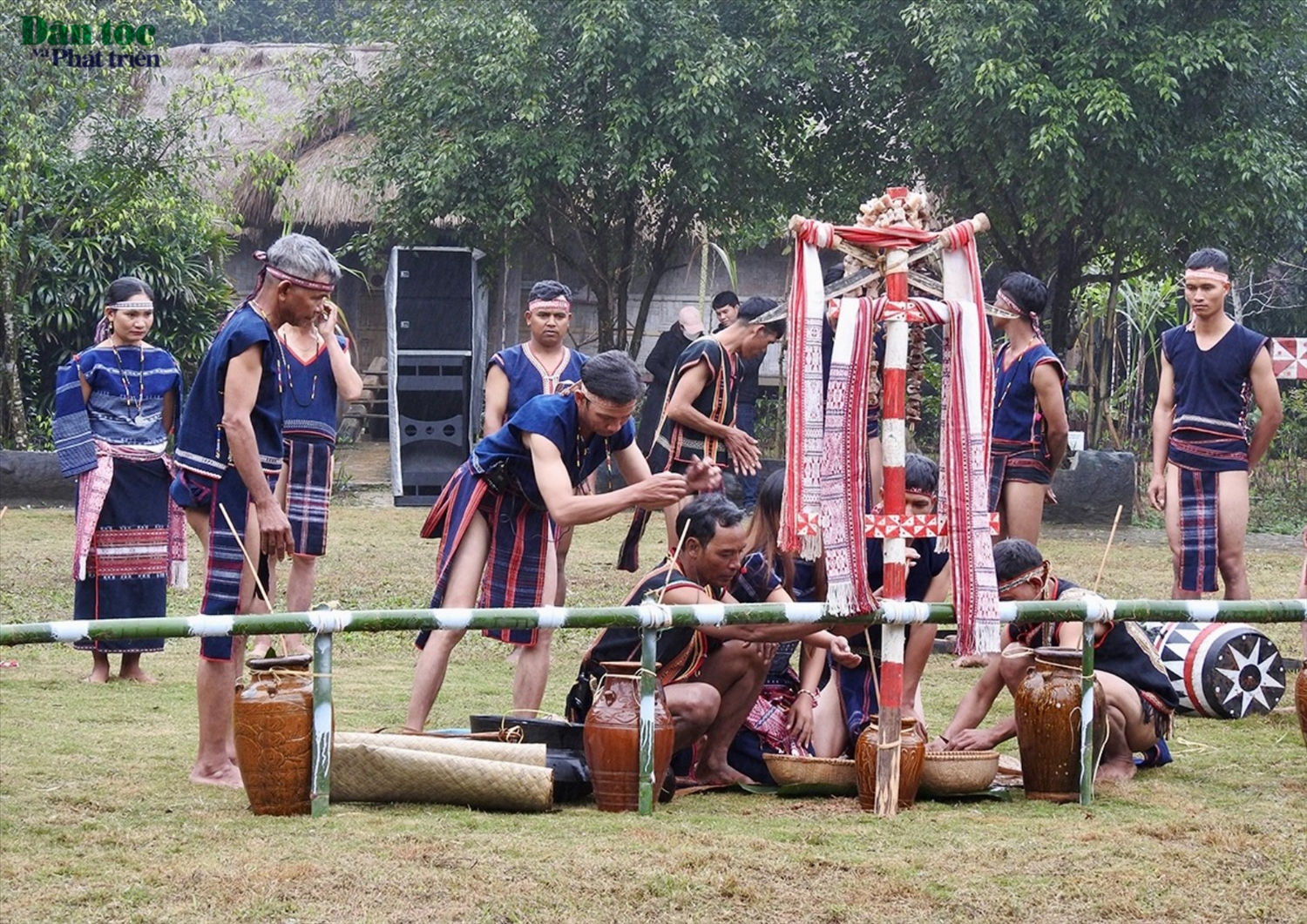 Trong không khí trang nghiêm, trước sự chứng kiến của dân làng và gia đình 2 họ, người đại diện sẽ làm lễ khấn báo với thần bản mệnh của cộng đồng. Họ sẽ lấy tiết gà bôi lên đầu cô dâu và chú rể. Tiếp đến là ông mối sẽ cầm tay có đeo vòng của cô dâu và chú rể chạm vào nhau. Ông sẽ yêu cầu đôi tân lang, tân nương ăn chung 1 cái đùi gà, một miếng gan gà, uống chung 1 chén rượu cúng. Sau đó già làng và ông mối chúc phúc cho đôi tân hôn