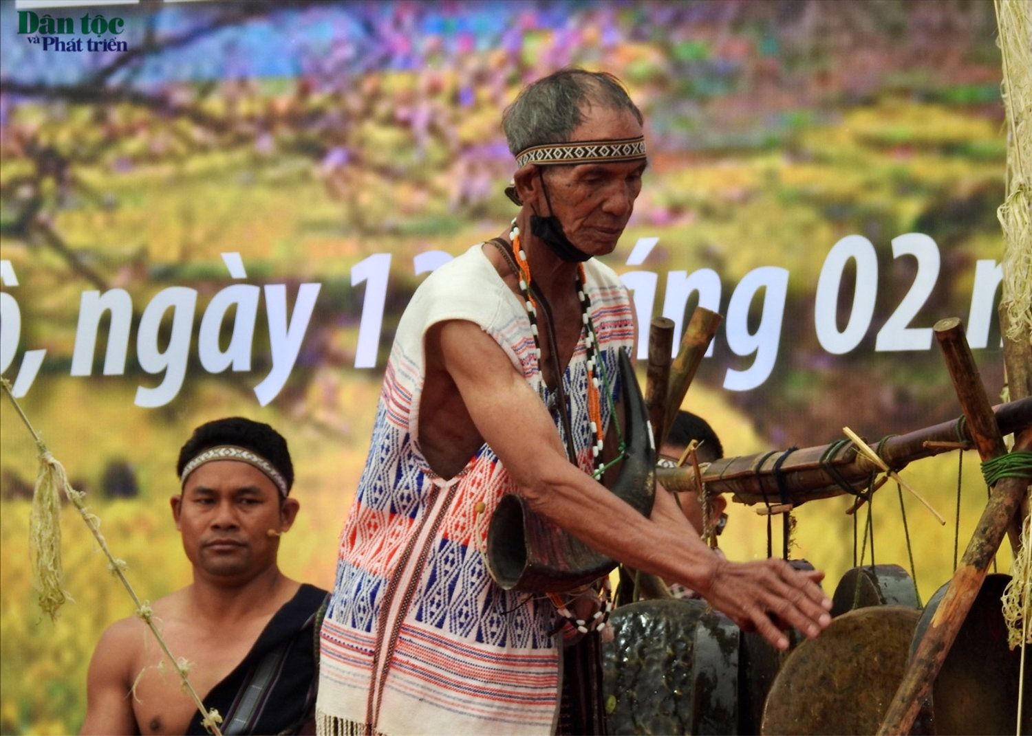 Già làng làm lễ hiến sinh, xin cho hạ dàn chiêng xuống (vật hiến sinh là một con gà trống). Già làng dùng máu gà bôi lên cây Nêu, các mặt chiêng, lên trán của các thành viên để cầu sự may mắn, sức khỏe đến cho mọi người.