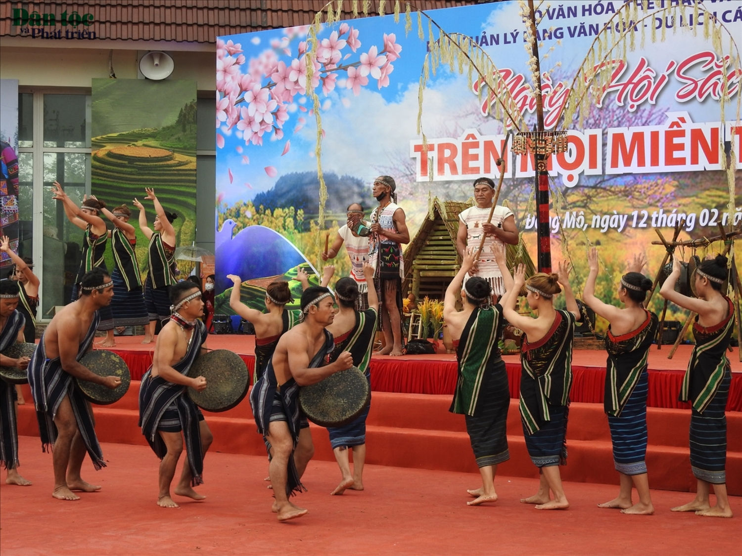 ...các thành viên dự hội cùng tấu chiêng và múa xoang một vòng quanh cây nêu