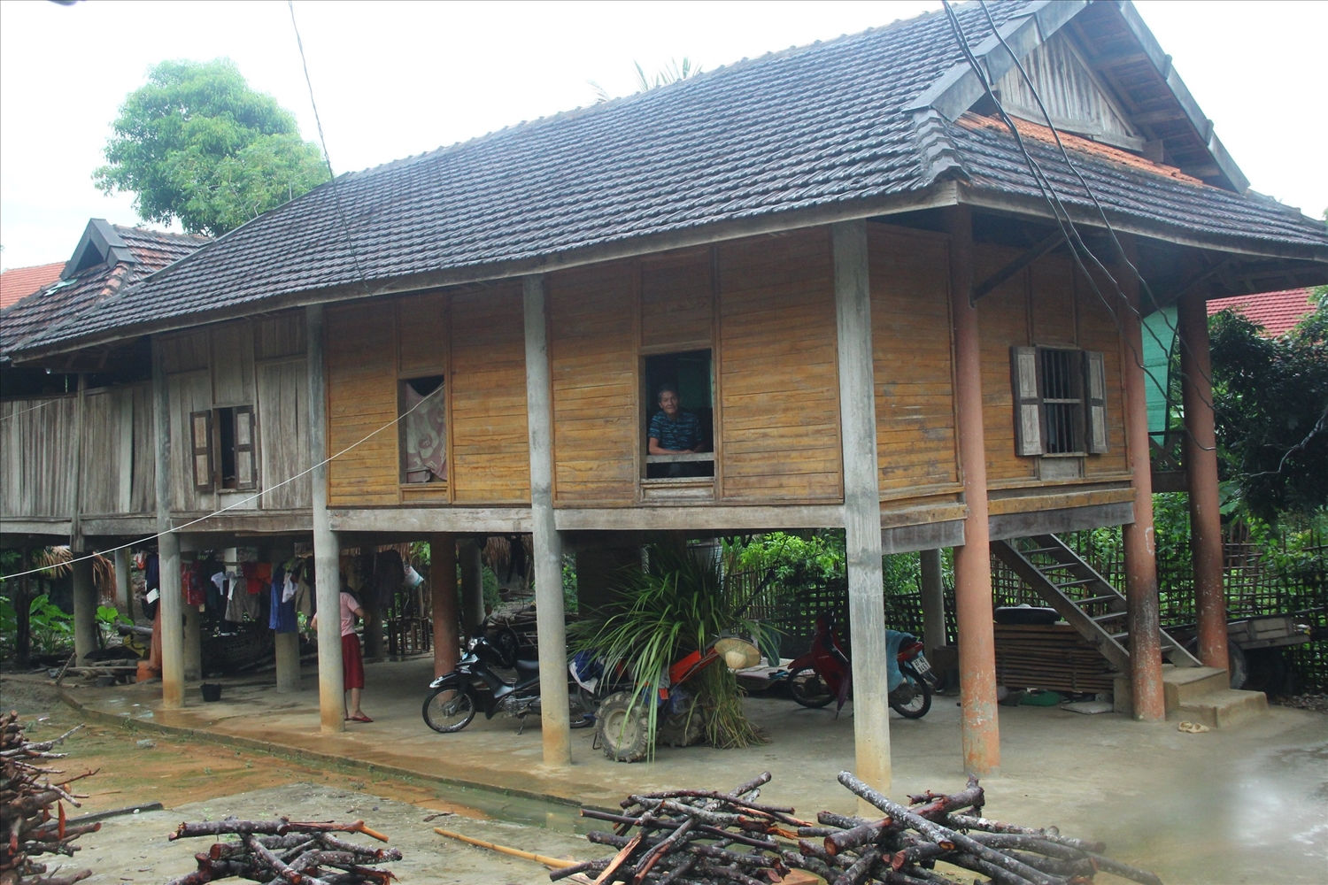 Nhà sàn bằng bê tông ở xã Chi Khê