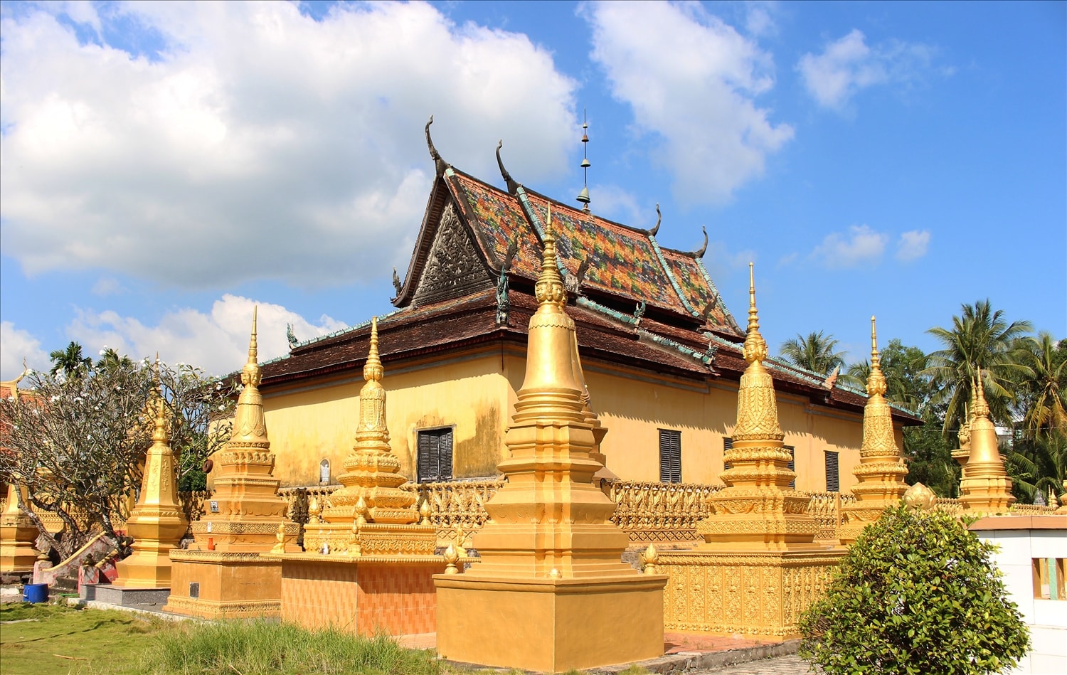 Toàn cảnh chánh điện chùa Xà Tón