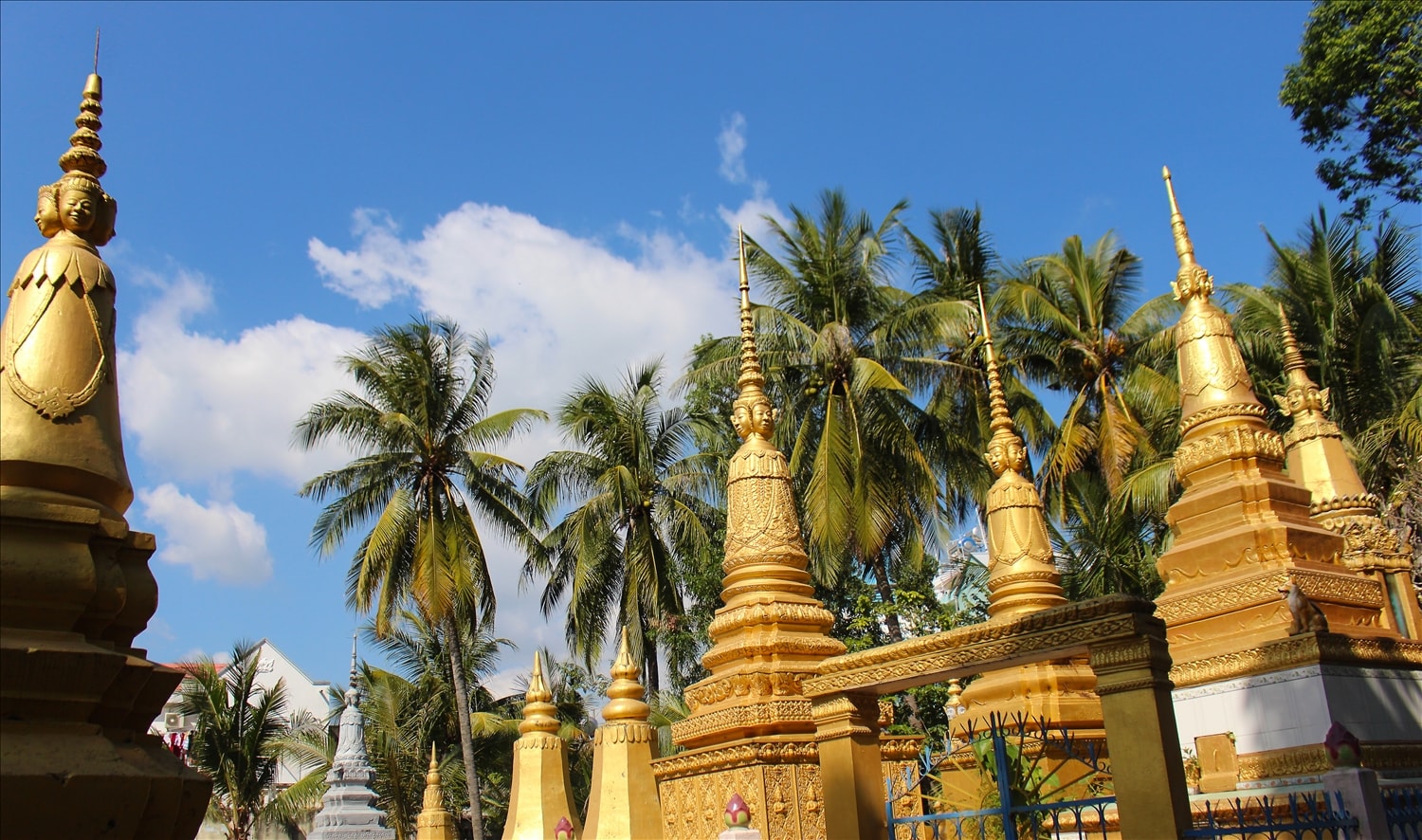 Thần bốn mặt Bayon (Brahma) uy nghiêm trên đỉnh tháp sala