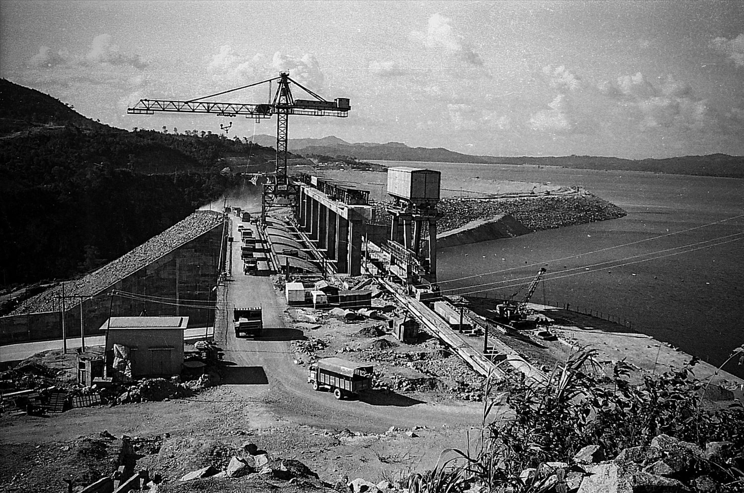 Dòng thác Yaly trở thành đại công trường trong những năm 1993-1997. (ảnh tư liệu Khắc Bộ)
