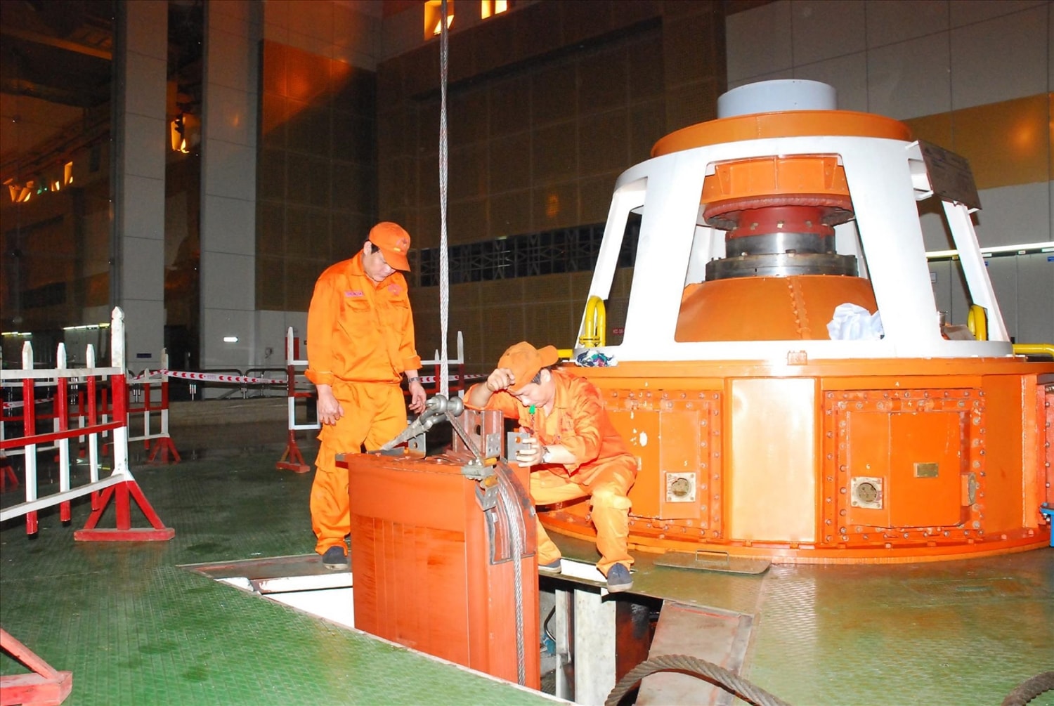 Các cán bộ, kỹ sư vận hành các tổ máy thủy điện Yaly hiện tại.