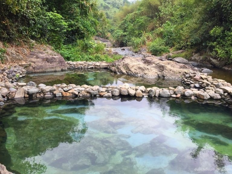 Tắm suối nước nóng là một trải nghiệm thú vị nhất ở bản Mòng  