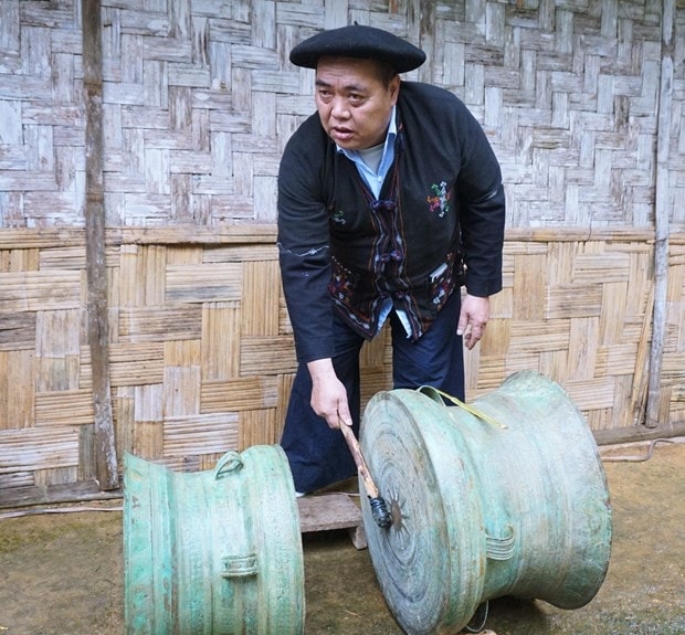 Sau khi làm lễ, thầy cúng đánh tiếng trống đồng tâm linh đầu tiên để báo hiệu lễ cúng đã hoàn thành, mọi người bắt đầu vào phần hội