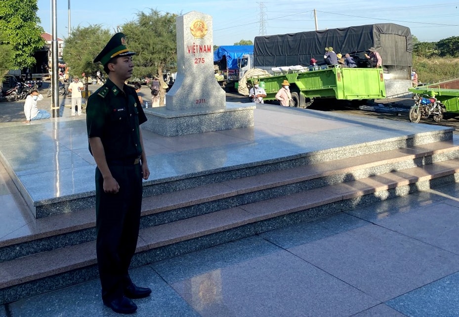 Cán bộ Đồn Biên phòng Cửa khẩu Quốc tế Tịnh Biên tuyên truyền lịch sử hình thành Mốc quốc giới 275 cho học sinh Cán bộ Đồn Biên phòng Cửa khẩu Quốc tế Tịnh Biên tuyên truyền lịch sử hình thành Mốc quốc giới 275 cho học sinh