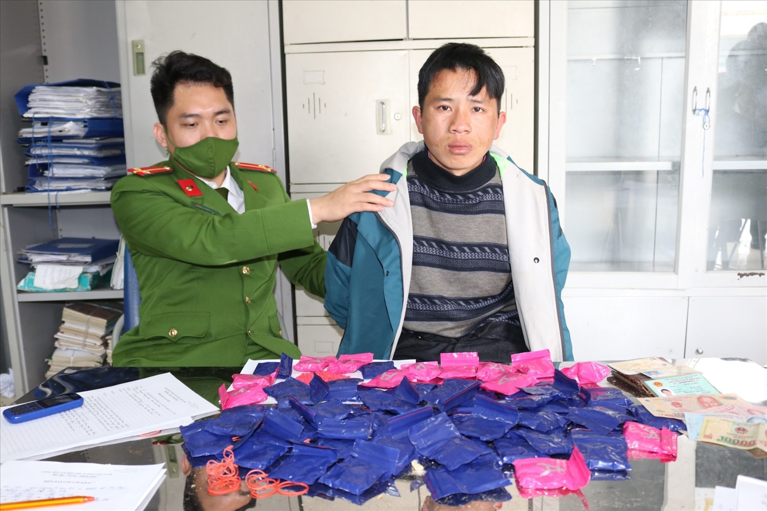 Đối  tượng  Sùng  A  Ko  và tang vật bị bắt giữ