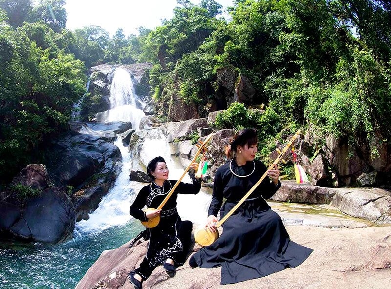 Ngoài ngao du sơn thủy đến Bình Liêu du khách còn được lắng nghe những giai điệu hát Then đàn tính của đồng bào Tày 