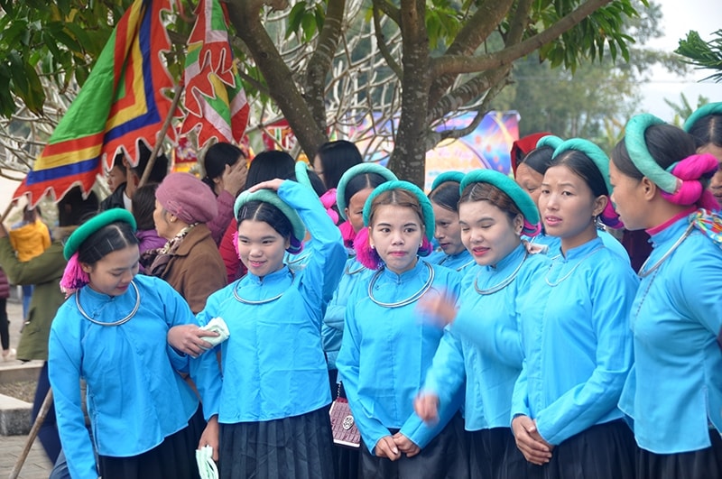 Thiếu nữ Sán Chỉ trong trang phục truyền thống tại hội đình Lục Nà (Bình Liêu) 