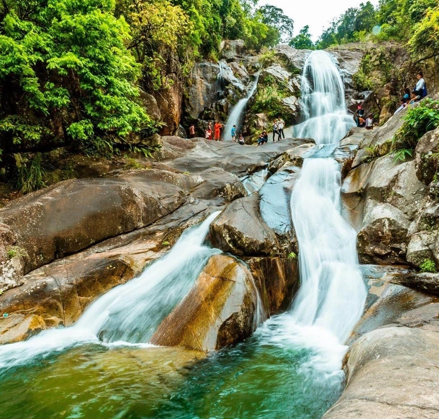 Thác 3 tầng hút hồn du khách 
