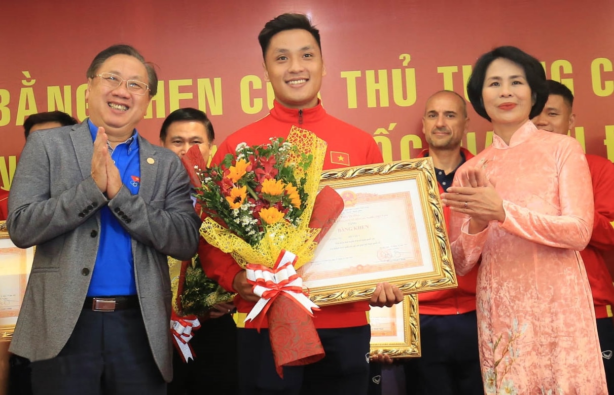 Hồ Văn Ý nhận Bằng khen trước giờ dự Gala trao giải Quả bóng vàng 