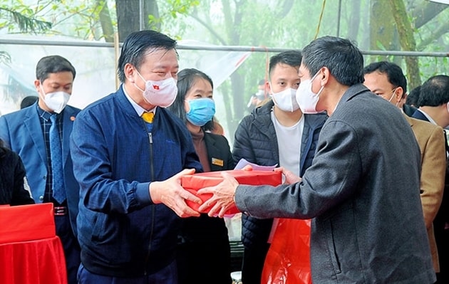 Bí thư Tỉnh ủy Hải Dương Phạm Xuân Thăng phát ngũ cốc cho lãnh đạo các sở, ban, ngành và du khách tham gia Lễ hội.