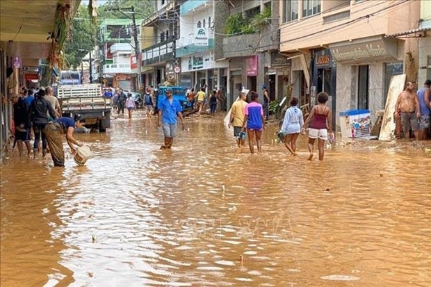 Mưa lớn gây ngập lụt tại nhiều tuyến phố Brazil (Ảnh TTXVN) Mưa lớn gây ngập lụt tại nhiều tuyến phố Brazil (Ảnh TTXVN)