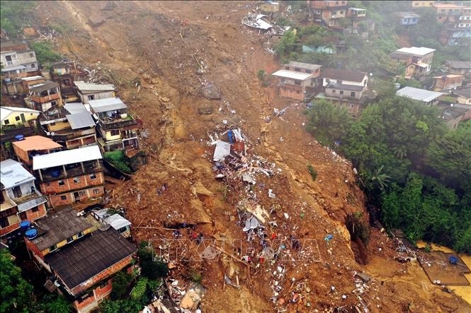 Cảnh tan hoang sau sạt lở đất do mưa lớn tại Brazil (Ảnh TTX VN) Cảnh tan hoang sau sạt lở đất do mưa lớn tại Brazil (Ảnh TTX VN)