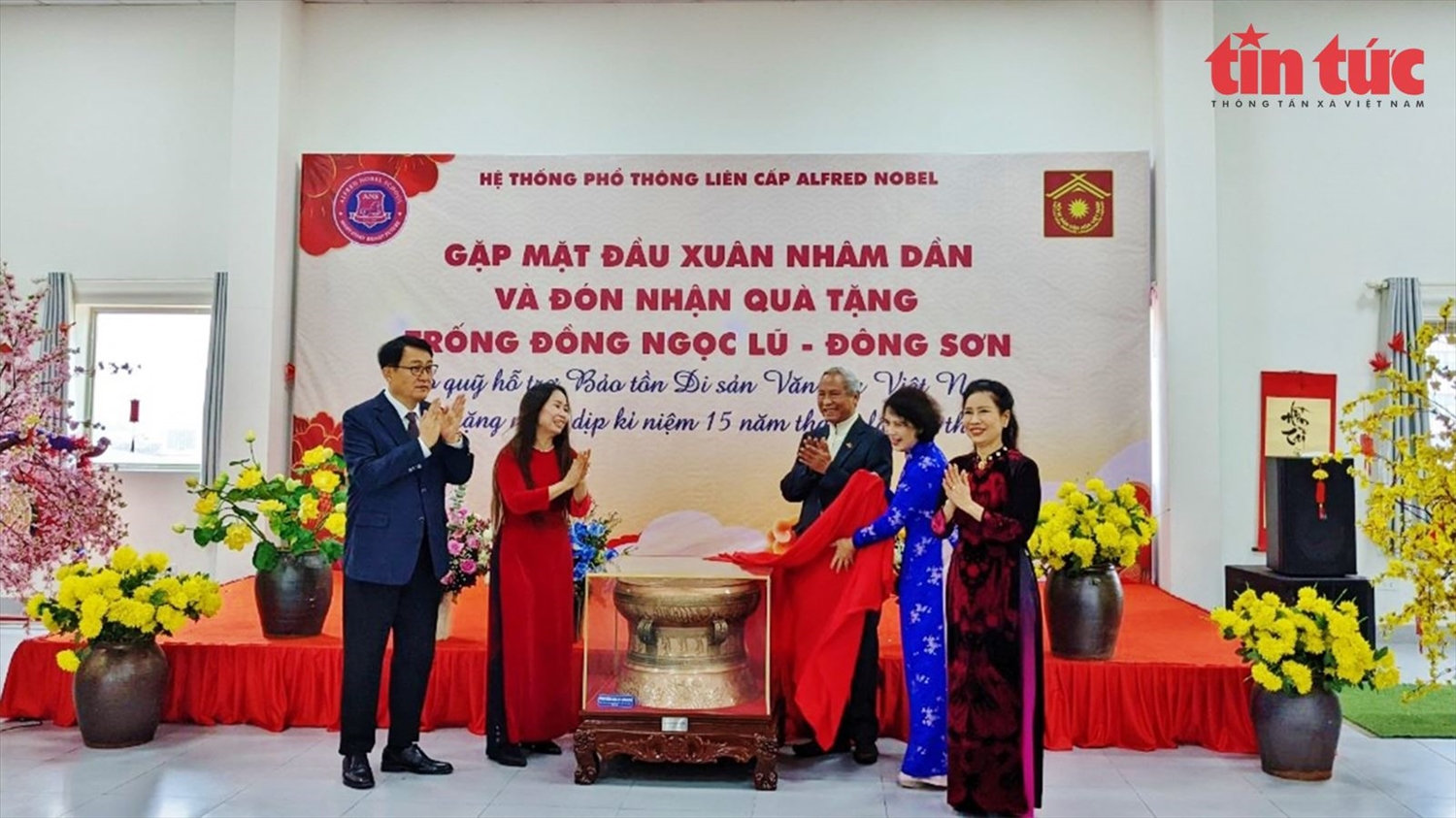 Trao tặng tiêu bản Trống đồng Đông Sơn cho trường học để giáo dục lịch sử 
