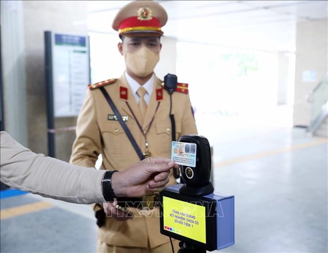 Dùng căn cước công dân gắn chíp điện tử để quét mã QR tại các ga đường sắt trên cao Hà Nội. Ảnh: Phạm Kiên/TTXVN Dùng căn cước công dân gắn chíp điện tử để quét mã QR tại các ga đường sắt trên cao Hà Nội. Ảnh: Phạm Kiên/TTXVN
