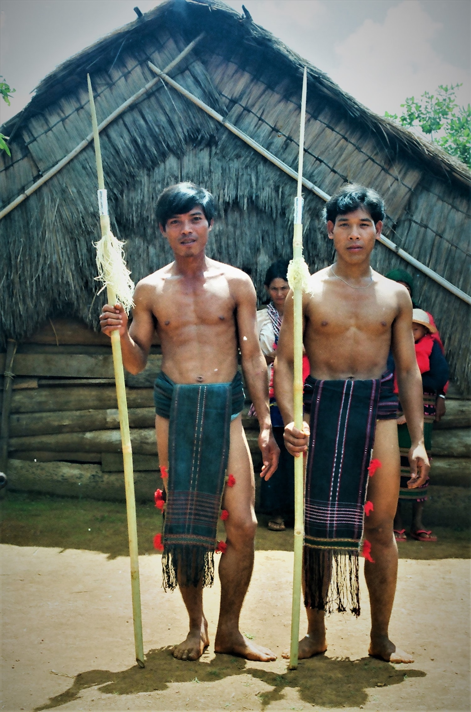 Trước đây nam giới Mnông chỉ đóng khố và ở trần