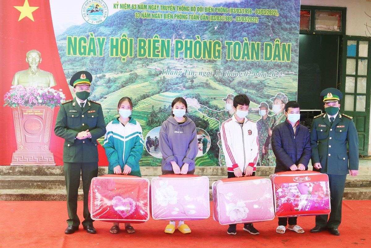 Đồn Biên phòng Thàng Tín trao quà cho 4 cháu trong Chương trình “Nâng bước em tới trường” và mô hình “Con nuôi đồn Biên phòng”
