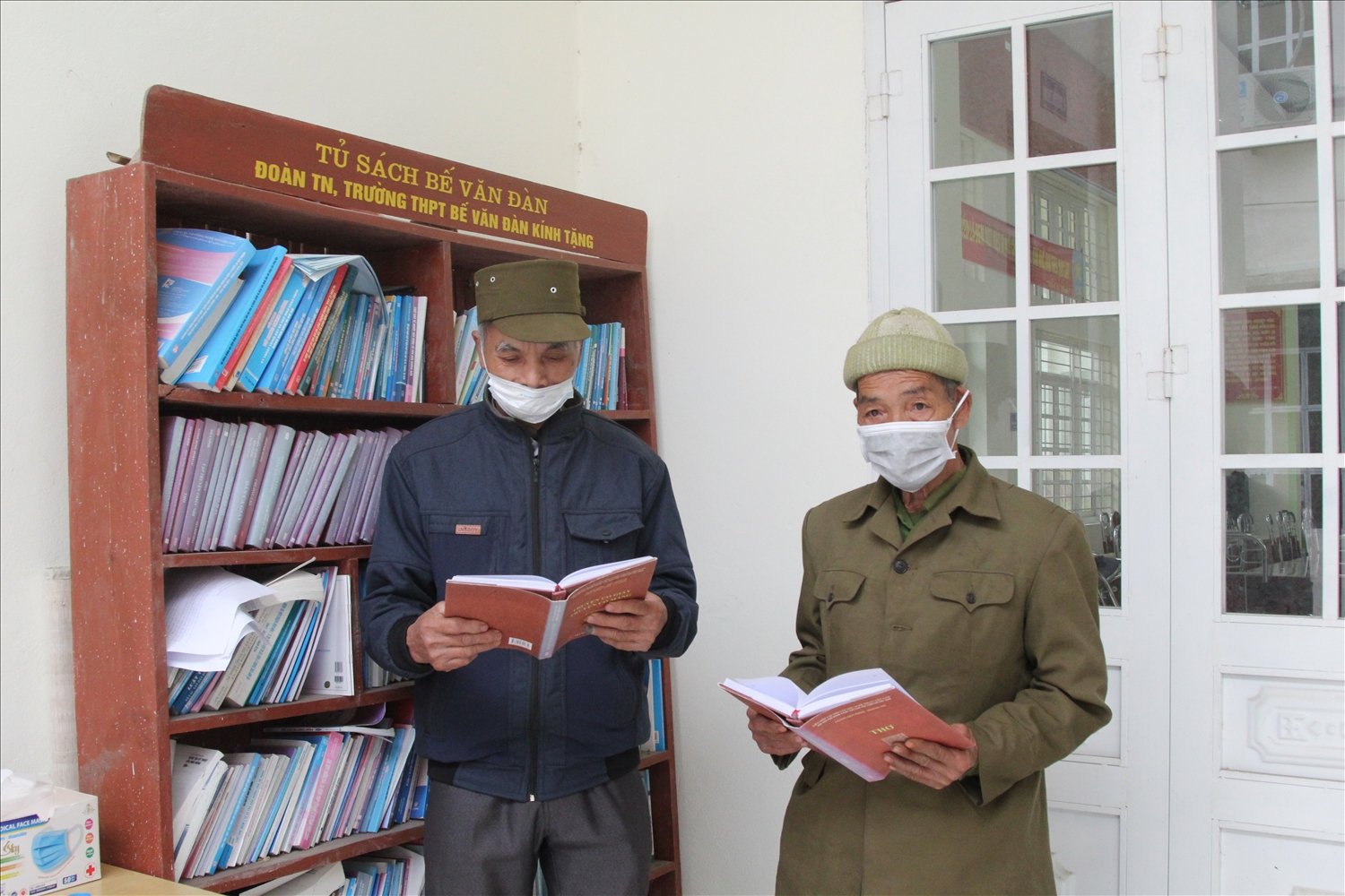 Già Làng Lâm Văn Bòn và Nông Văn Ký tại tủ sách xã Bế Văn Đàn Già Làng Lâm Văn Bòn và Nông Văn Ký tại tủ sách xã Bế Văn Đàn