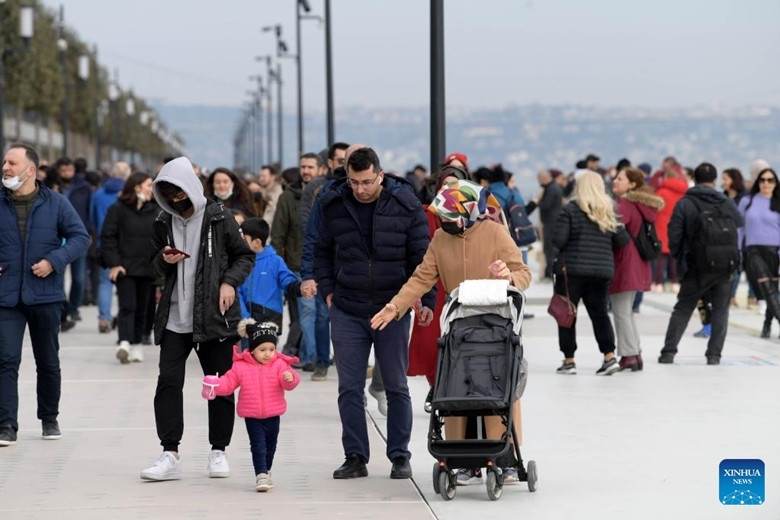 Người dân đi dạo bên eo biển Bosphorus ở Istanbul, Thổ Nhĩ Kỳ, ngày 20/2/2022. Ngày 17/2, Thổ Nhĩ Kỳ dự báo số ca nhiễm COVID-19 tại nước này sẽ giảm đáng kể trong hai tuần tới, do các ca nhiễm tính theo ngày đã có dấu hiệu giảm đáng kể từ đầu tuần trước. (Ảnh: Xinhua) 