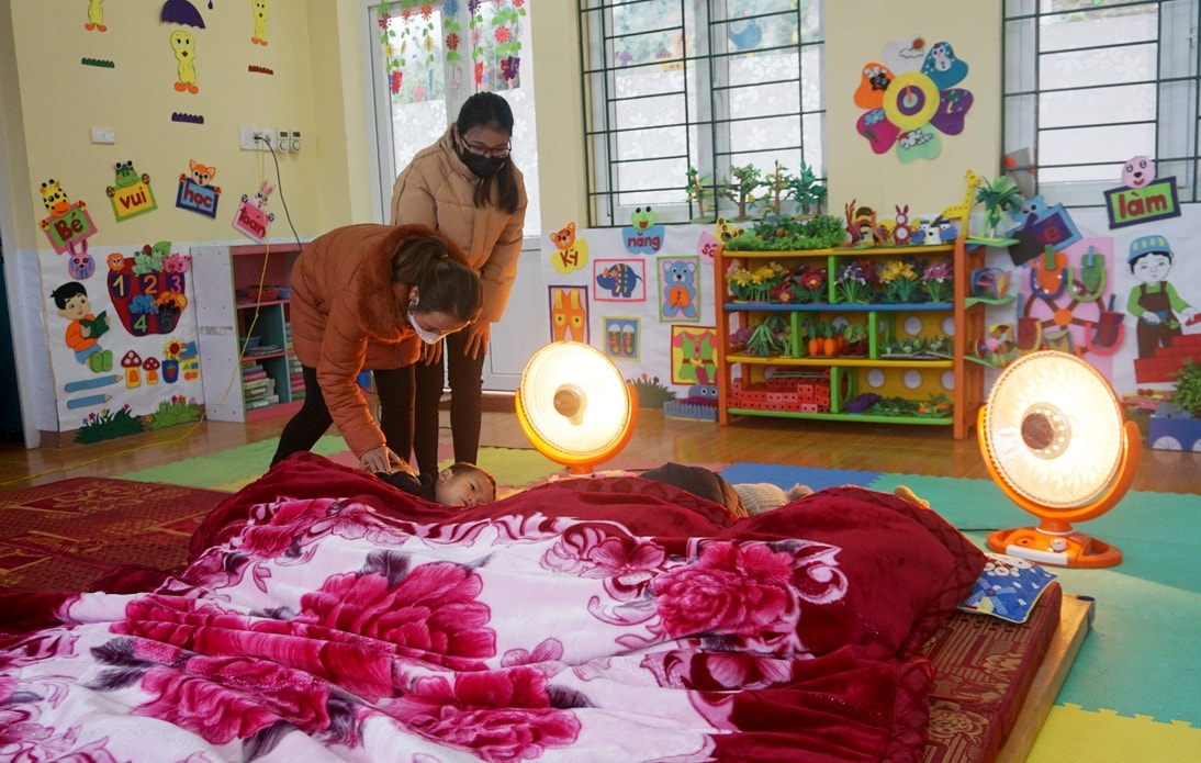Nhiệt độ giảm sâu, nhiều trường học trên địa bàn tỉnh Lào Cai đã phải cho học sinh nghỉ học tránh rét