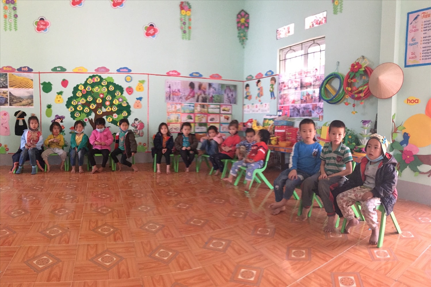 Học sinh điểm trường mầm non xã Thèn Phàng (huyện Xí Mần, tỉnh Hà Giang) trong 1 tiết học tại trường Học sinh điểm trường mầm non xã Thèn Phàng (huyện Xí Mần, tỉnh Hà Giang) trong 1 tiết học tại trường