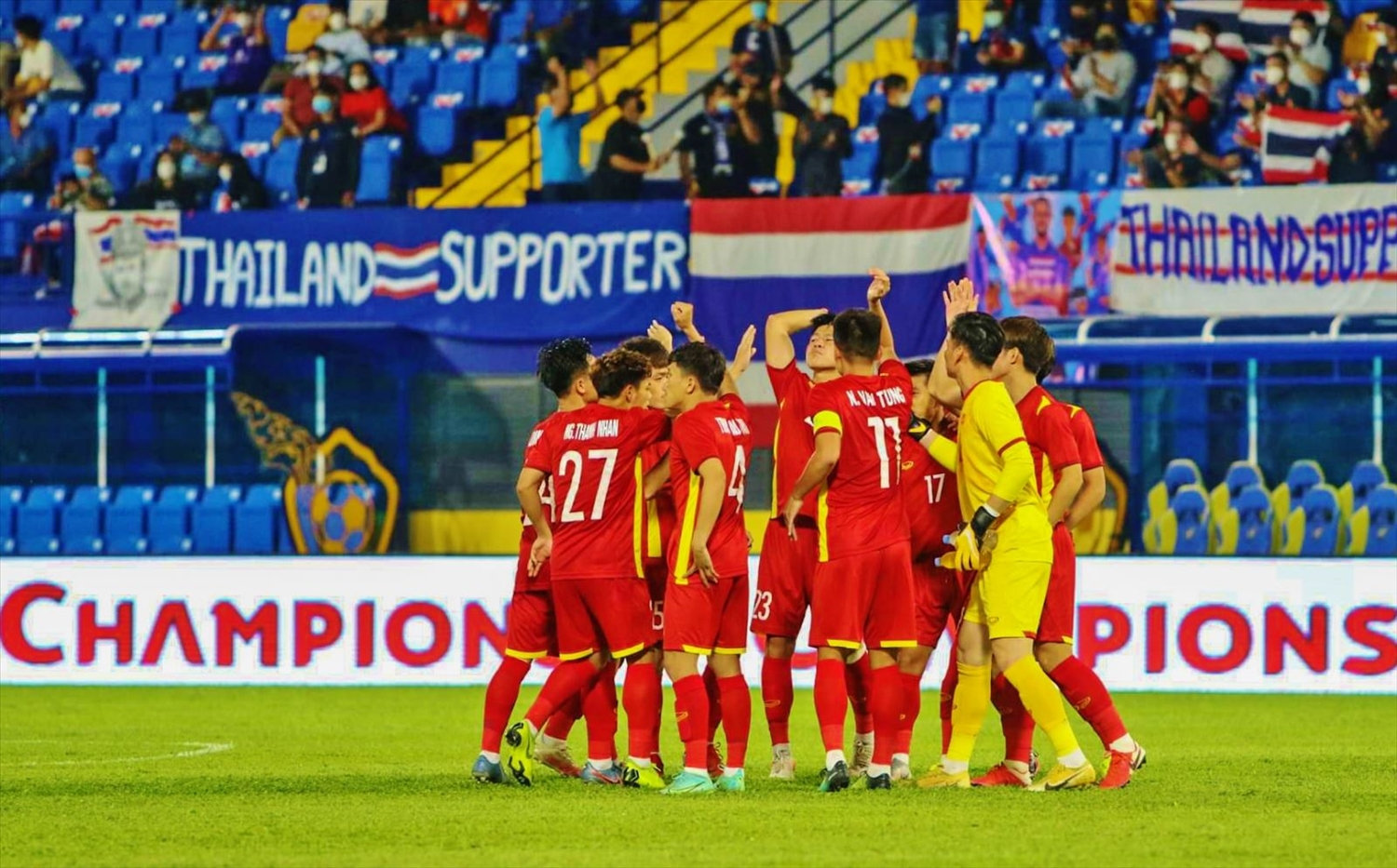 Phút 29, đội tuyển U23 Việt Nam ghi bàn mở tỷ số 1 - 0. Từ chấm đá phạt chếch bên cánh phải, Trung Thành đã có cú sút đưa bóng đi rất hiểm và bất ngờ, đánh bại thủ môn U23 Thái Lan. Ảnh: VFF Phút 29, đội tuyển U23 Việt Nam ghi bàn mở tỷ số 1 - 0. Từ chấm đá phạt chếch bên cánh phải, Trung Thành đã có cú sút đưa bóng đi rất hiểm và bất ngờ, đánh bại thủ môn U23 Thái Lan. Ảnh: VFF