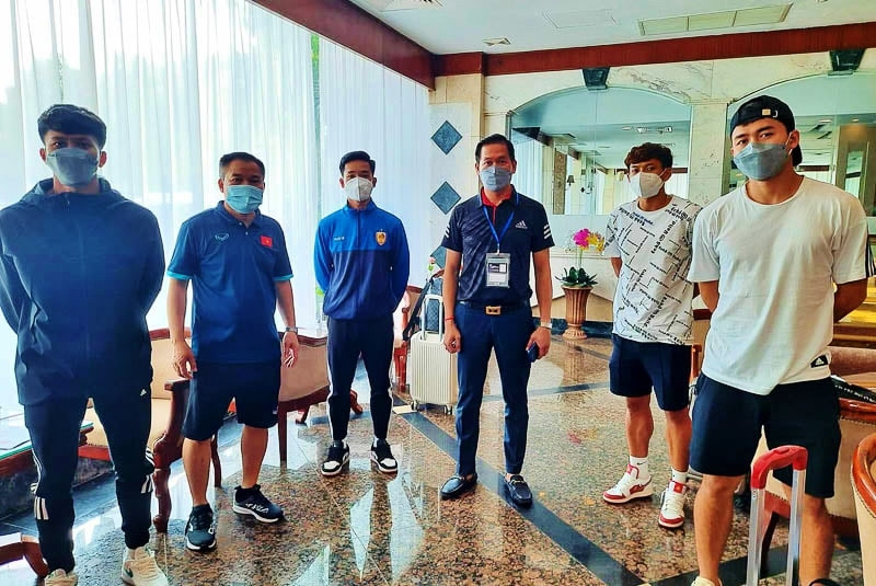 Đến tối 22/2, các cầu thủ Đinh Quý, Huỳnh Tiến Đạt, Nguyễn Thành Nhân và Trần Bảo Toàn có mặt tại Phnom Penh sau khi di chuyển bằng đường bộ, các cầu thủ Phan Tuấn Tài và Vũ Đình Hai sang theo chuyến bay hạ cánh trước giờ thi đấu khoảng 2 giờ. Ảnh: VFF Đến tối 22/2, các cầu thủ Đinh Quý, Huỳnh Tiến Đạt, Nguyễn Thành Nhân và Trần Bảo Toàn có mặt tại Phnom Penh sau khi di chuyển bằng đường bộ, các cầu thủ Phan Tuấn Tài và Vũ Đình Hai sang theo chuyến bay hạ cánh trước giờ thi đấu khoảng 2 giờ. Ảnh: VFF