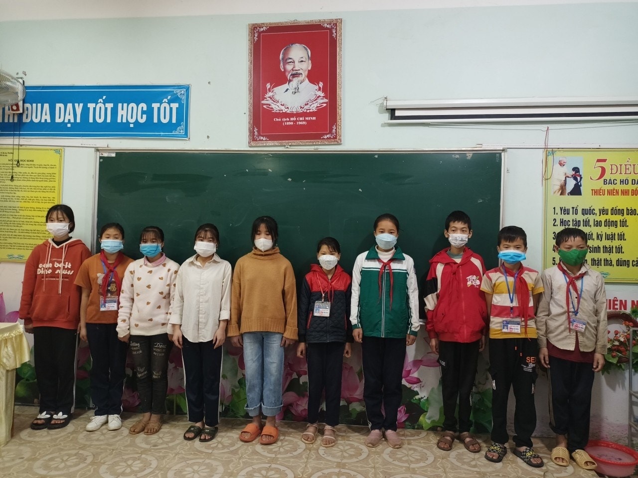 Nhiều em học sinh trường THCS Thị trấn Yên Minh không có đủ áo ấm, tất ấm trong mùa Đông Nhiều em học sinh trường THCS Thị trấn Yên Minh không có đủ áo ấm, tất ấm trong mùa Đông