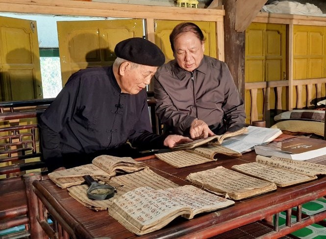 Nhà nghiên cứu dân gian Tống Đại Hồng (ngoài cùng bên phải) tìm hiểu về sách cổ người Tày.