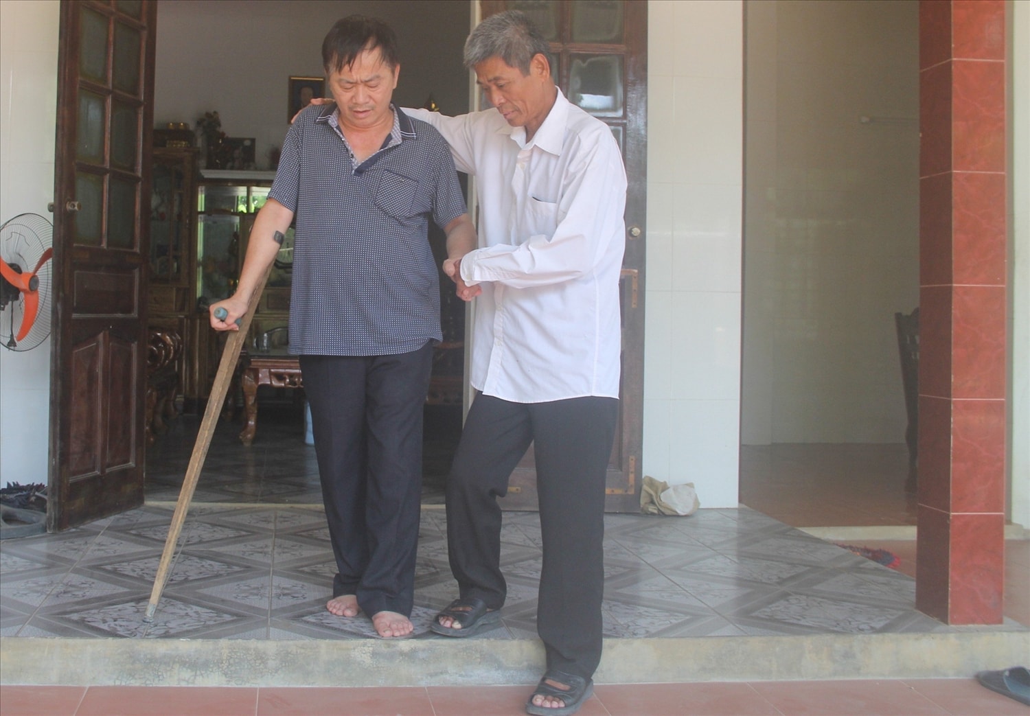 Ông Lý sống với chiếc nạng gỗ hơn 20 năm nay