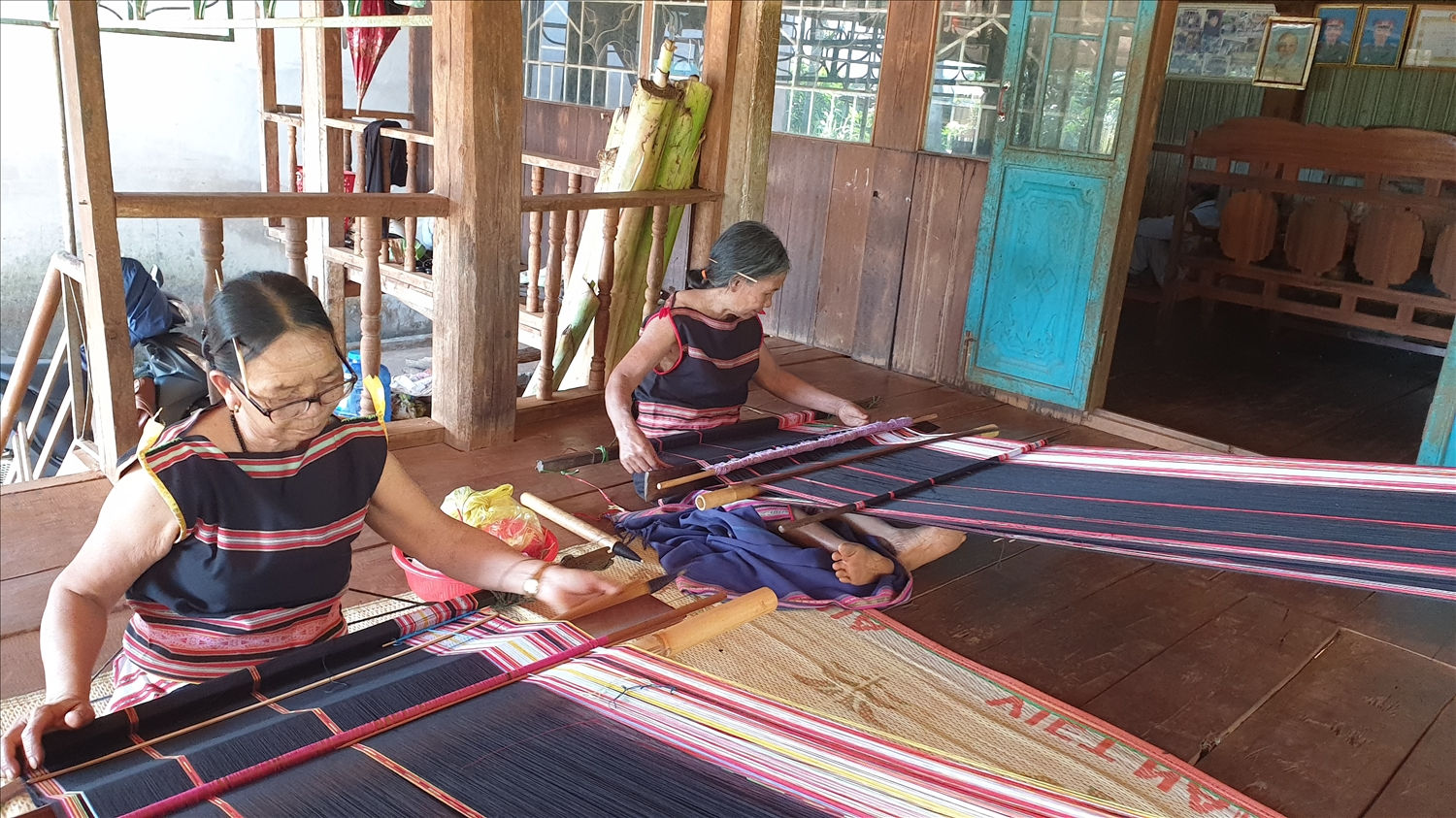 Bà Rơ Châm Mir và Rơ Châm Mlonh ở làng Kép 2, xã Ia Mơ Nông, huyện Chư Păh, Gia Lai miệt mài bên khung dệt.