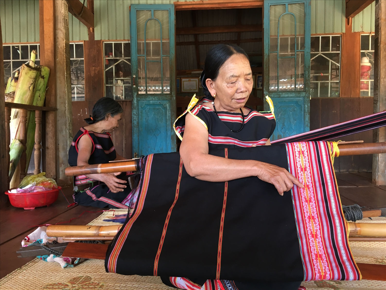 Bằng đôi tay khéo léo và sự sáng tạo, người phụ nữ Tây Nguyên đã dệt nên những bộ trang phục truyền thống mang đặc trưng văn hóa tộc người. 