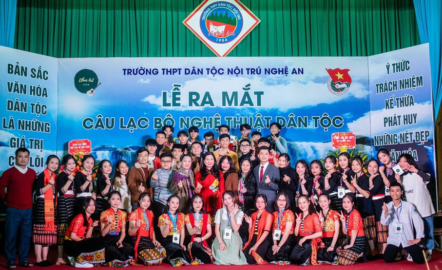 CLB nghệ thuật dân tộc là nơi để giữ gin, phát huy những giá trị bản sắc dân tộc của học sinh. CLB nghệ thuật dân tộc là nơi để giữ gin, phát huy những giá trị bản sắc dân tộc của học sinh.