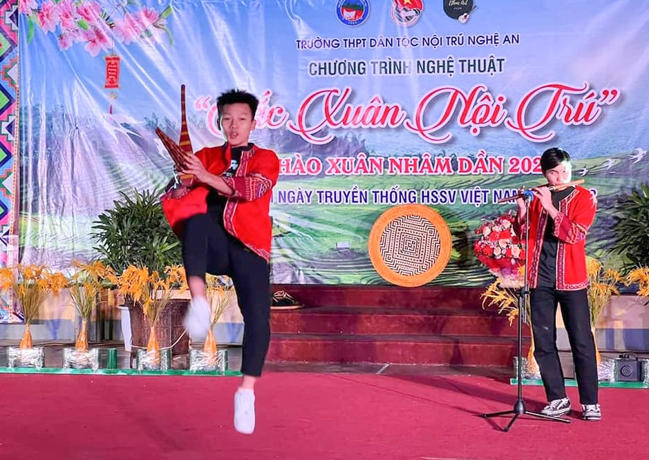Học sinh biểu diễn thổi sáo và múa khèn Mông tại chương trình Sắc xuân nội trú năm 2022. Học sinh biểu diễn thổi sáo và múa khèn Mông tại chương trình Sắc xuân nội trú năm 2022.