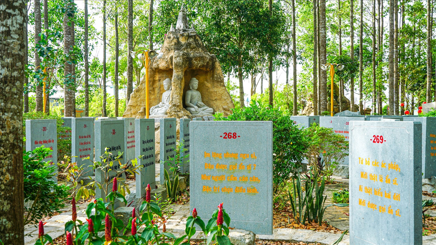 Khu vườn kinh đá Pháp cú có 213 phiến đá được dựng theo hình tám lá bồ đề xếp cạnh nhau