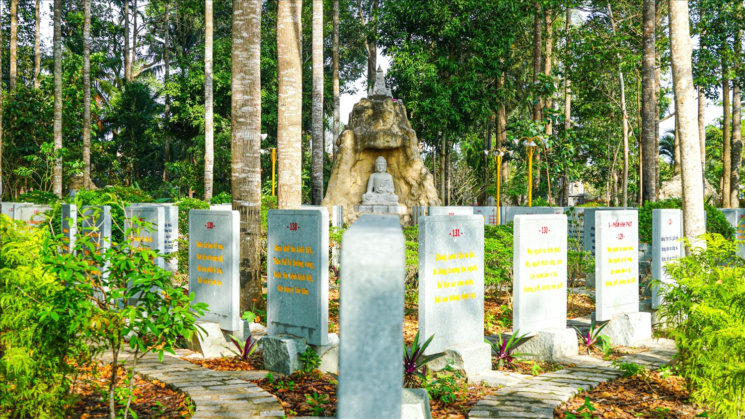 Khu vườn được xây dựng dưới những tán cây sao cổ thụ, tạo không khí trong lành thoáng mát khi thưởng ngoạn