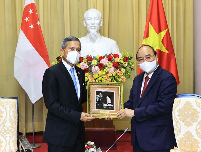 Chủ tịch nước Nguyễn Xuân Phúc tiếp Bộ trưởng Ngoại giao Singapore Vivian Balakrishnan vào tháng 6/2021. Ảnh: TTXVN